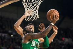 Kyrie Irving z Bostonu útočí na koš Milwaukee