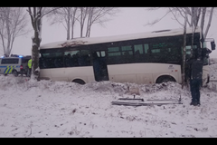 Při nehodě autobusu na Českobudějovicku zemřel jeden člověk, 13 lidí je zraněných
