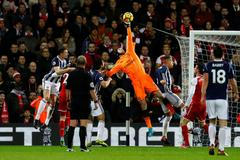 Petr Čech zasahuje v utkání s West Bromwichem