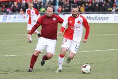 Silvestrovské derby 2017, Lukáš Zelenka nahání Davida Kalivodu