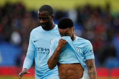 Raheem Sterling (v popředí) a Yaya Touré odcházejí zklamaně z trávníku poté, co jejich Manchester City nedokázal porazit Crystal Palace