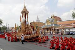 Thajský král byl zpopelněn ve zlatém krematoriu. Podívejte se na smuteční průvod