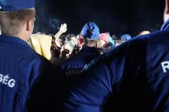 Maďarská policie před davem běženců.