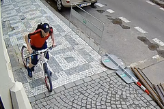 Poznáváte toho muže? Pomozte policii s hledáním zloděje kol