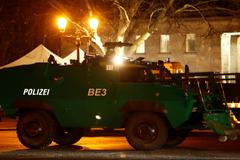 Obrněný vůz u Braniborské brány v Berlíně.