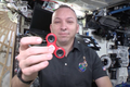 Fidget spinner se dostal i na palubu vesmírné rakety. Kosmonauti si krátí chvíli točením