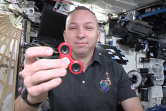 Fidget spinner se dostal i na palubu vesmírné rakety. Kosmonauti si krátí chvíli točením