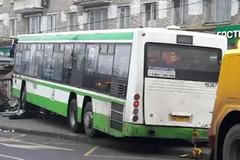 Autobus vjel do zastávky v Moskvě, tři lidé utrpěli zranění