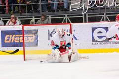 Brankář Hradce Králové Patrik Rybár při zápase v Třinci