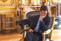 Pes francouzského prezidenta Emmanuela Macrona se při schůzce vymočil na krb