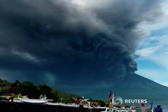 Hrozba výbuchu sopky na Bali je bezprostřední. Letiště je zavřené