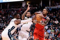 Bradley Beal z Washingtonu bojuje s přesilou hráčů Denveru, vlevo Paul Millsap, uprostřed Wilson Chandler