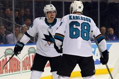 Logan Couture ze San Jose slaví s Melkerem Karlssonem svůj gól do sítě New York Rangers