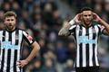 Jamaal Lascelles a Paul Dummett (Newcastle)