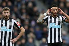 Jamaal Lascelles a Paul Dummett (Newcastle)