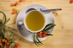 Předejděte chřipce díky rakytníku. Vyrobte si z jeho šťávy, med a olej.