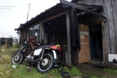 Rozpadlé chatrče plné krys a myší. Otřesné bydlení v nejbohatším ropném regionu Ruska