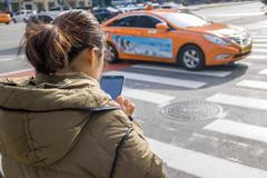 Dívka s telefonem na přechodu