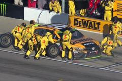 NASCAR 2017, Kansas Speedway: Matt Kenseth v boxech