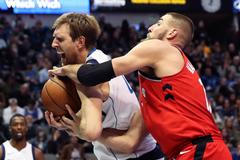 NBA: Dallas - Toronto: Nowitzki a Valanciunas