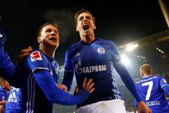 Bastian Oczipka slaví gól Schalke