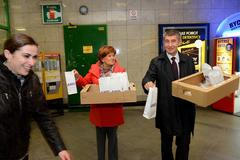 Babiš rozdával v metru koblihy