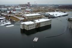 Ruské město polykají obrovské žumpy. Objevují se znenadání