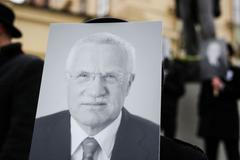 Ego Night: Jaké by to bylo, kdyby spadlo letadlo s Klausem na palubě