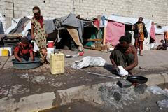Lidé vysídlení válkou v severozápadních oblastech Jemenu u svých provizorních obydlí v přístavním městě Hodeida