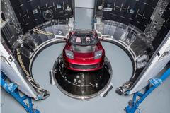 Tesla Roadster v raketě