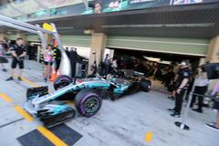 Lewis Hamilton při tréninku v Abú Zábí 2017