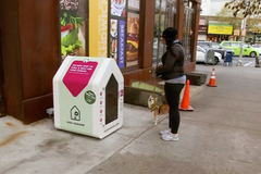 Newyorčané už nemusí uvazovat mazlíčky venku před obchodem. Mají k dispozici inteligentní boudy