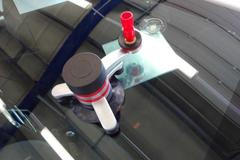 Scelování skla u auta