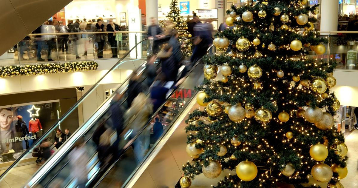 Poslední adventní víkend se obchodníkům vydařil, nákupy dárků vrcholí