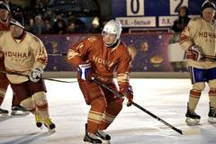 Vladimir Putin hraje hokej na Rudém náměstí