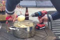 Podívejte se na vtipné záběry z loupání brambor pomocí vrtačky