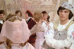 Proč si Popelka bere takového ňoumu? Fila hodnotí vánoční pohádky