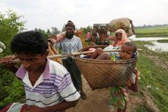 Rohingští uprchlíci se snaží překročit bangladéšskou hranici.