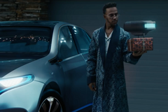Mercedes připravil reklamu z budoucnosti. Změní se všechno kromě Vánoc