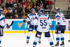 Hokejisté Liberce slaví gól na ledě Třince