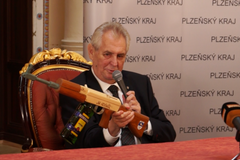 Zeman převedl dřevěný samopal. Má zásobník na becherovku a je určený na novináře