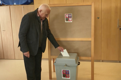 Bývalý prezident Václav Klaus odvolil v Kobylisích. Preferenční hlas dal svému synovi