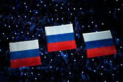 Soči 2014, závěrečný ceremoniál: ruské vlajky pro nejlepší závodníky běhu na 50 km