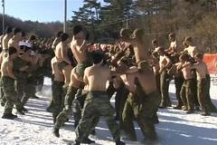 Námořníci bez triček cvičí v mrazech. Jižní Korea a USA připravují vojáky na olympiádu