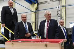 Miloš Zeman Excalibur Group tanková střela maketa dárek Jaroslav Strnad