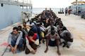 Migranti, které zachránila libyjská pobřežní stráž u Tripolisu.