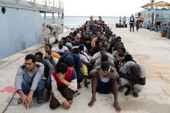 Migranti, které zachránila libyjská pobřežní stráž u Tripolisu.