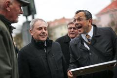 Protest proti vysvětlující tabulce u sochy maršála Koněva - pořádala KSČM