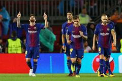 Lionel Messi slaví gól do sítě Olympiakosu