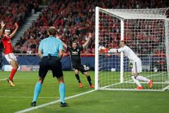 Mile Svilar z Benfiky inkasuje gól od Manchesteru United